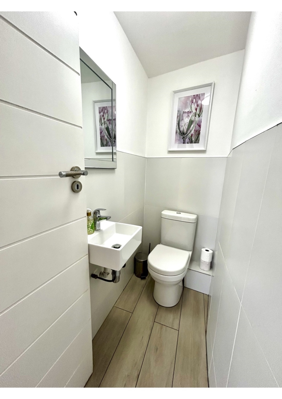 2 Bedroom Property for Sale in Vredehoek Western Cape